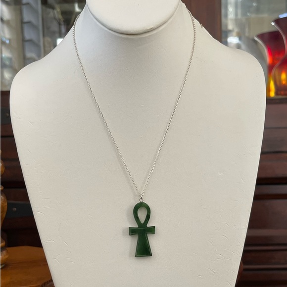 Carved natural nephrite jade Ankh silver plated pendant and chain - Picture 2 of 8